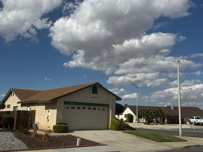 Building Photo - Victorville Home- Nice 2 Bedroom, 2 Bathro...