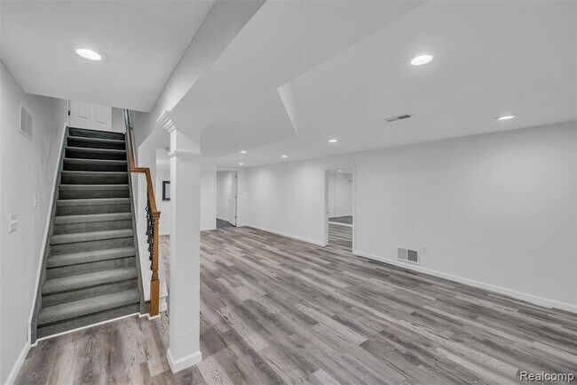 Building Photo - 45077 Roundview Dr