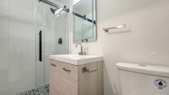 Building Photo - Updated Rambler in Prime Kirkland Location