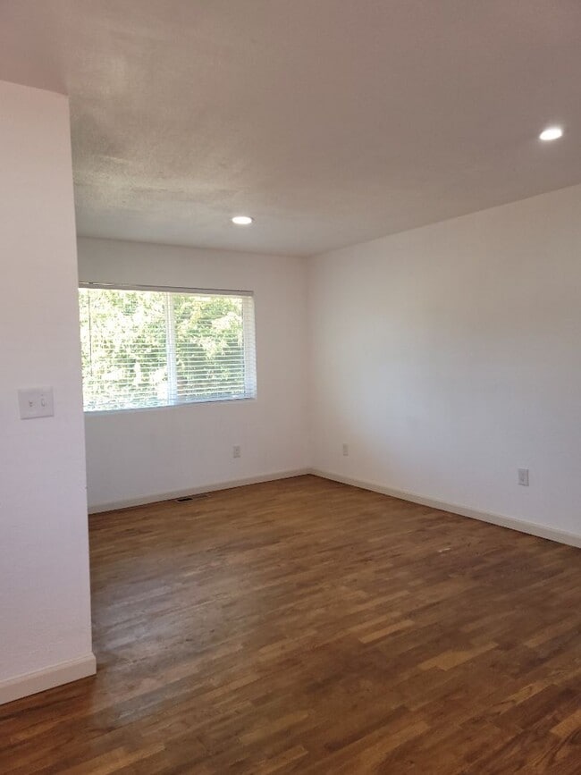 Building Photo - Remodeled 3 bed/2 bath in High Point/West ...