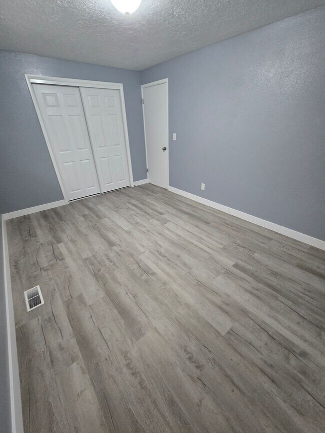 Building Photo - All like NEW Inside ! Great walk & bike scores - Large fenced backyard !