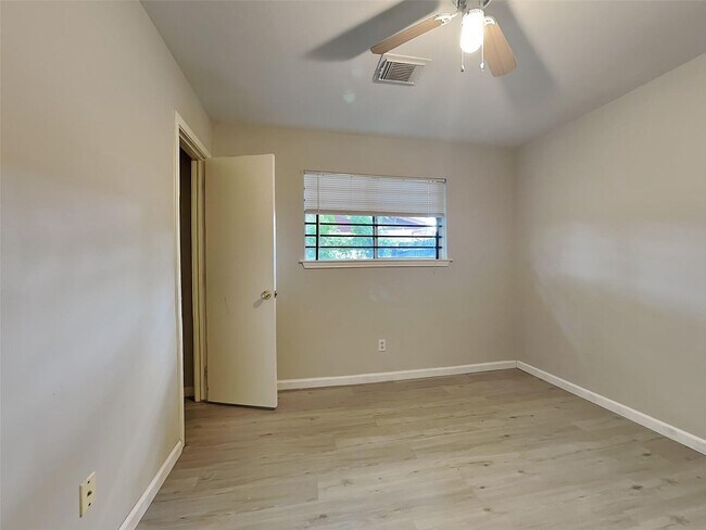 Building Photo - A spacious and move-in ready 3-bedroom, 1.5-bathroom home in Houston is now available. Fresh pain...