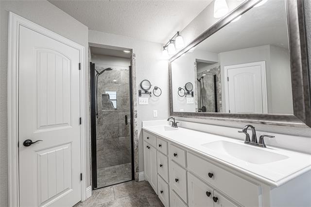 Building Photo - 325 Paloma St