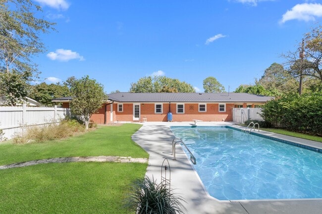 Building Photo - 616 Pinewood Dr