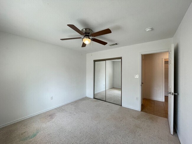 Building Photo - 3-Bedroom House on 1/2 an Acre for Rent in Killeen