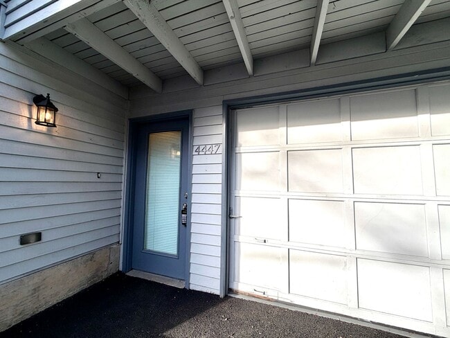Building Photo - **FREE FIRST MONTH'S RENT** Updated Townhouse in the Heart of Garden Home~ New LVP Flooring~ Wash...