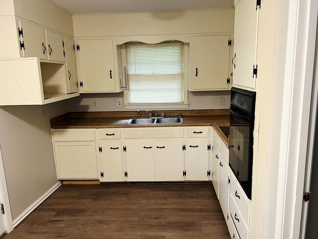 Building Photo - 2BD/1BA Close to UAH