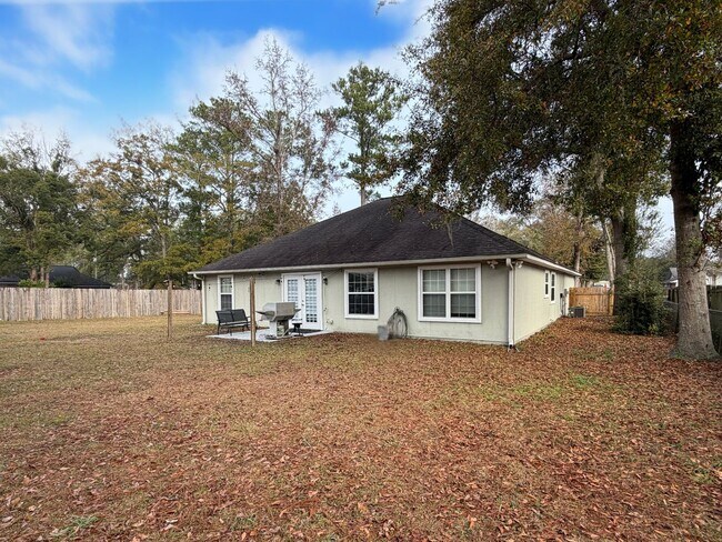 Building Photo - 4/2 with a LARGE fenced in yard!