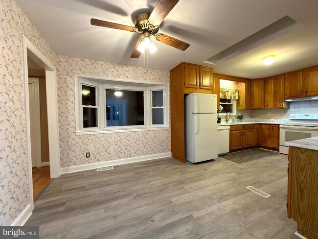 Building Photo - 905 W Poplar Rd