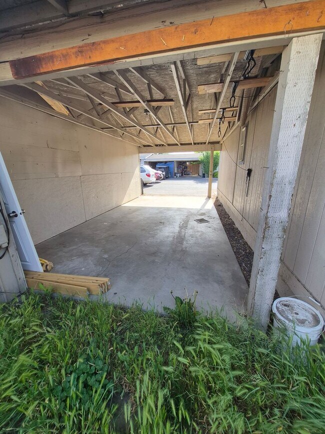 Building Photo - 341-343 NW Hemlock Ct