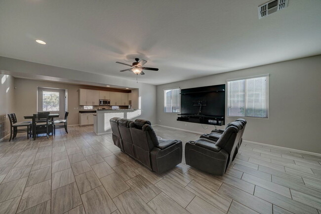 Building Photo - 7636 W Quail Track Dr