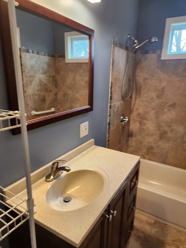 Building Photo - 10 Weeks St