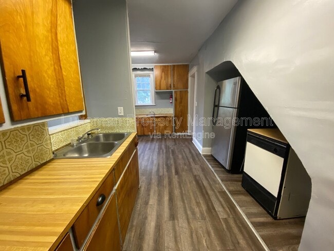 Building Photo - 513 Village St