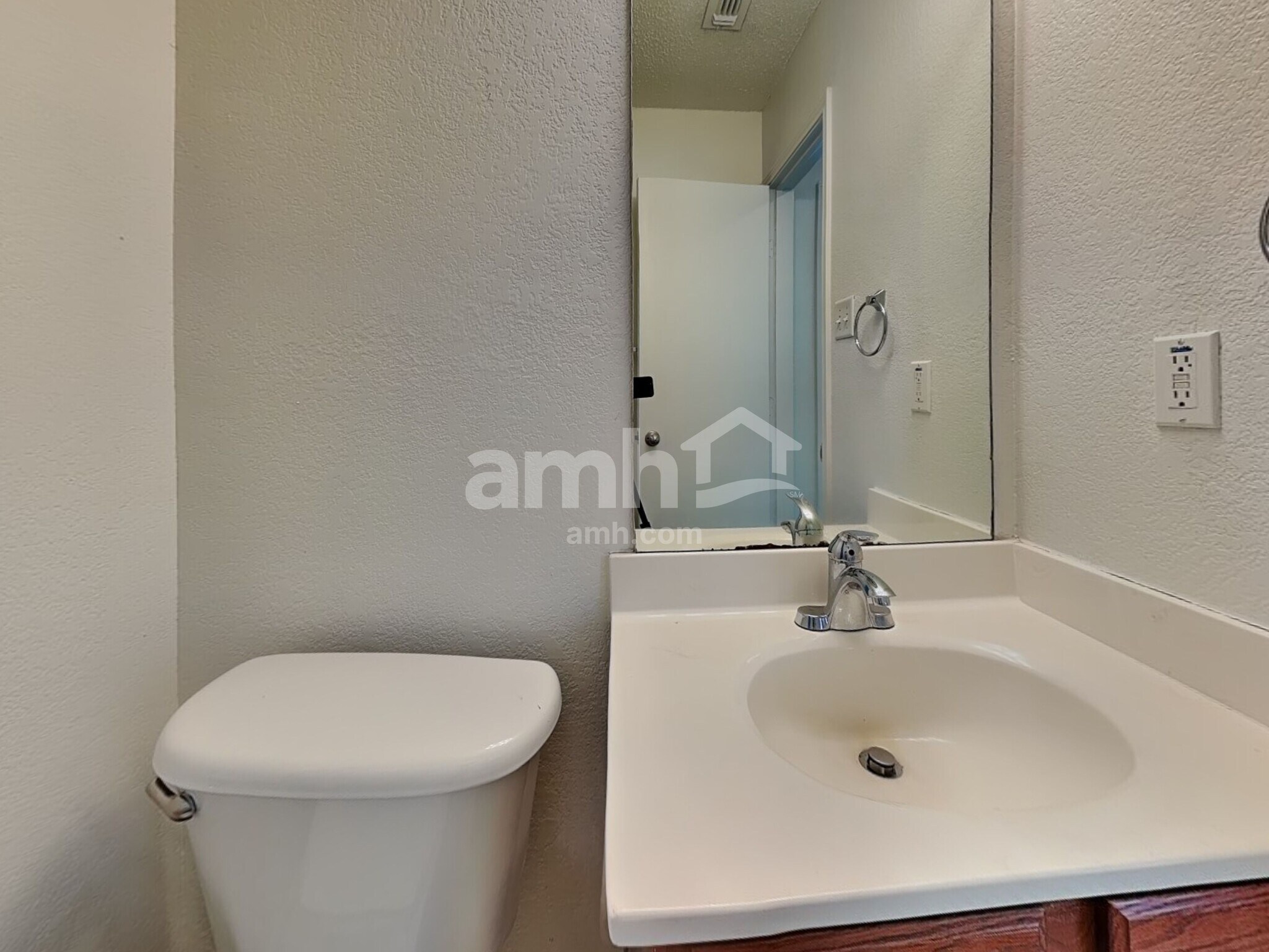 Building Photo - 818 La Sierra Ct