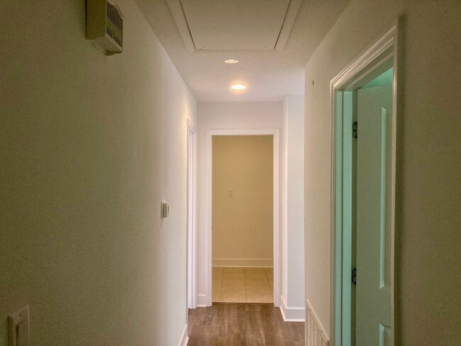 Building Photo - 2 bedroom, 2 bath condo ready to go!