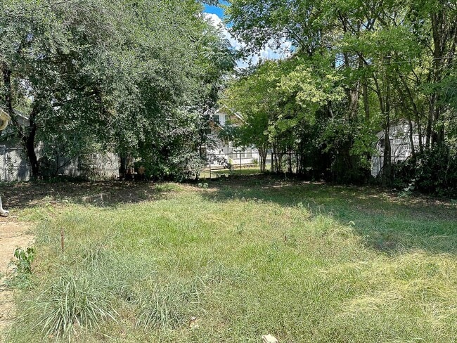 Building Photo - 3 bedroom house in Highland!