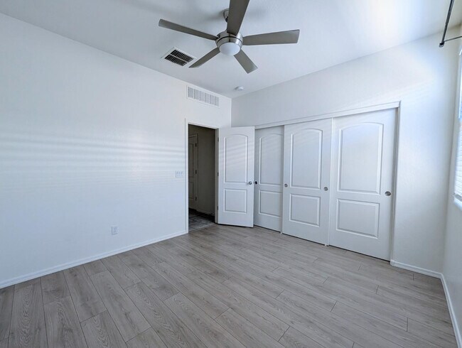 Building Photo - 637 E Buckingham Ave