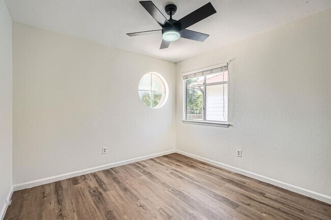 Building Photo - 8801 Piney Creek Bend