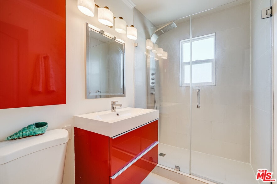 primary bathroom - 11670 W Sunset Blvd