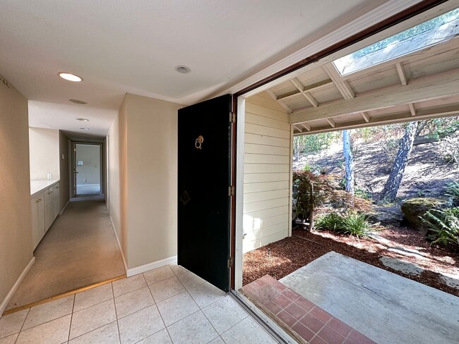 Building Photo - Fabulous LAH home, close town location, sp...