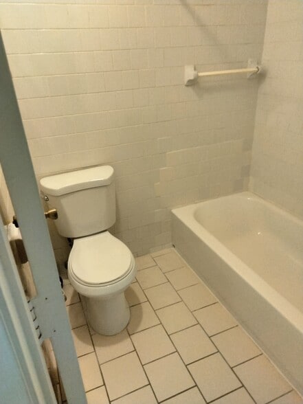 bathroom - 970 Jupiter Blvd NW