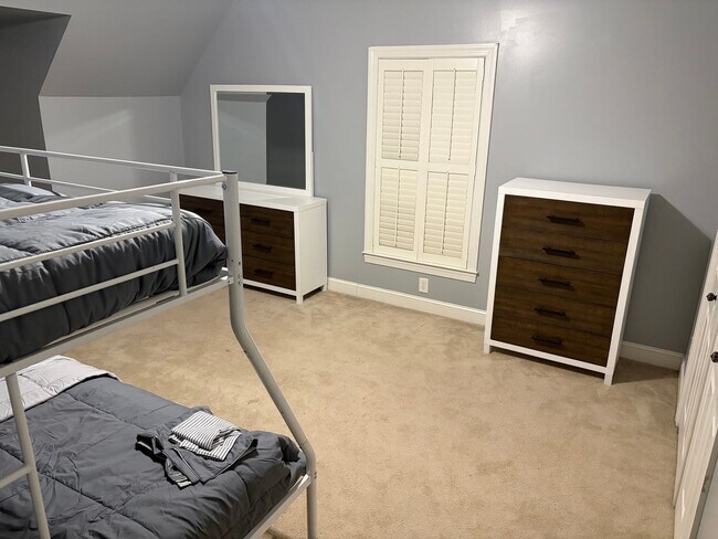 Building Photo - Spacious 5BR House in Oak City