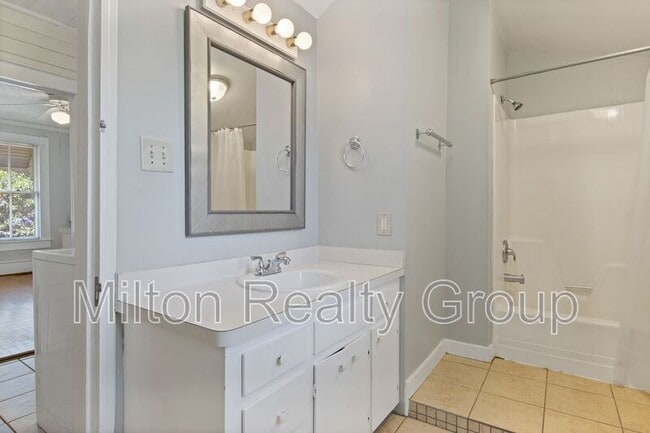 Building Photo - 106 W Ivey St