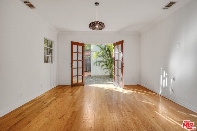 Building Photo - 449 N Sweetzer Ave