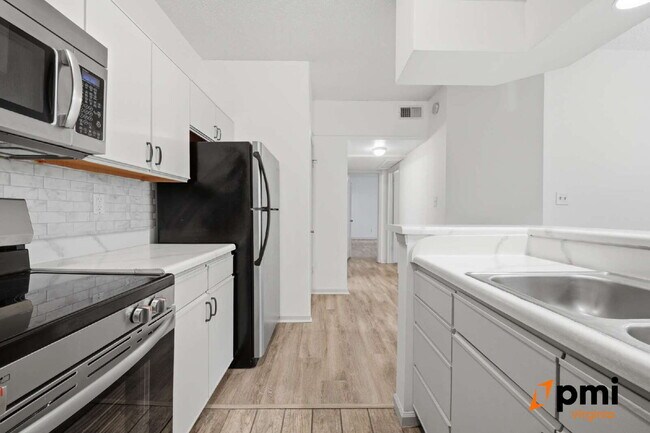 Building Photo - Immaculate 2 Bedroom 2 Bath Condo- Shore Drive