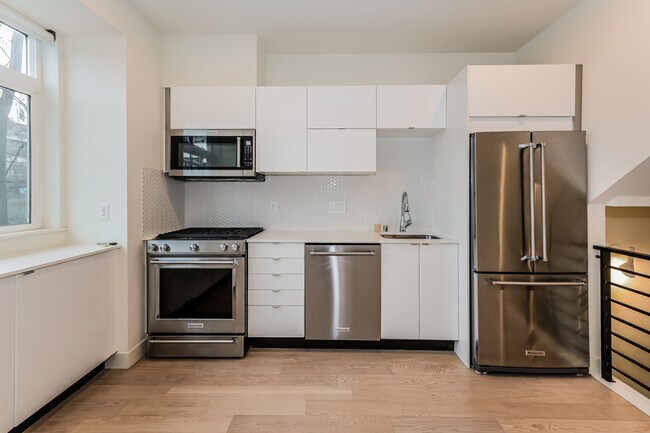 Building Photo - 121A 15th Ave