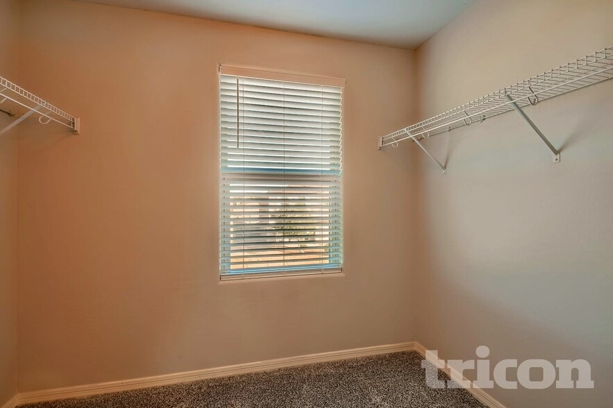 Building Photo - 227 W Watson Ct