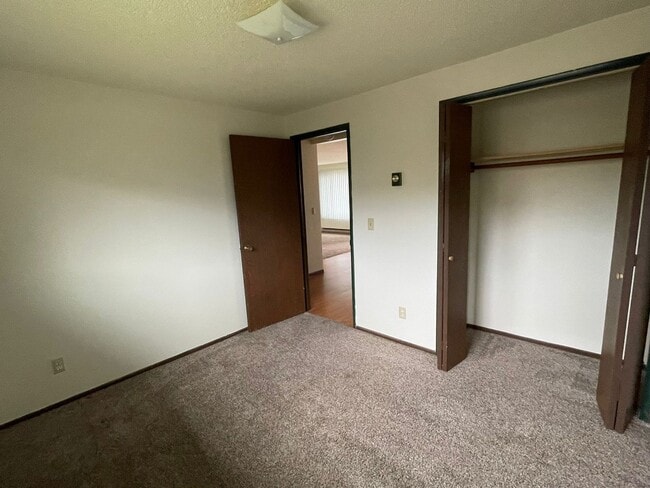 Building Photo - 2081