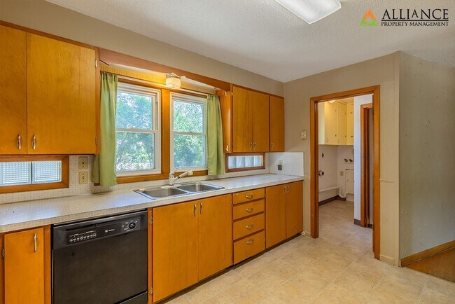 Building Photo - 1526 Jarvis Dr