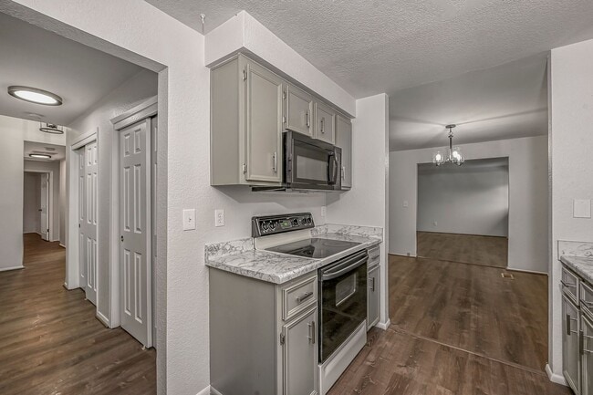 Building Photo - 3-bedroom 2-bathroom home with fenced back...