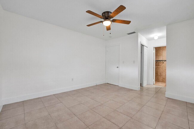 Building Photo - Sunrise Gem: Updated 2-Bed, 2-Bath with Ga...