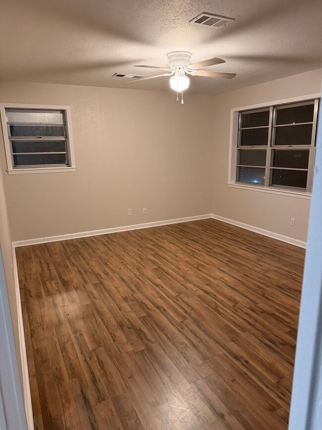 Building Photo - 405 Dent St