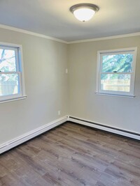 Building Photo - 61 Roslyn Dr