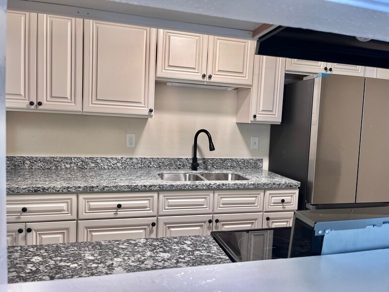 Kitchen - 705 Vouray Dr