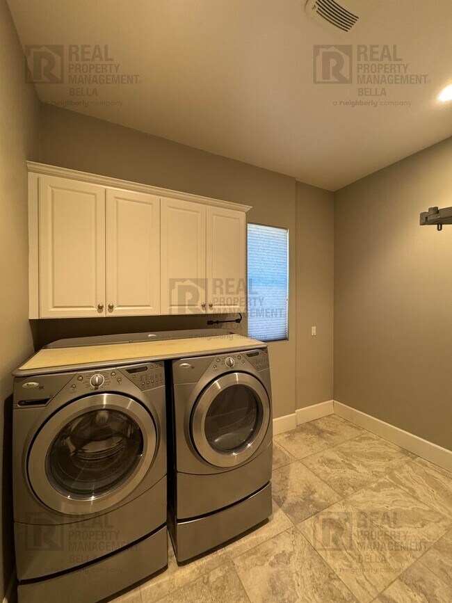 Building Photo - Beautiful Winchester Home with Open Floor Plan, Office & Solar