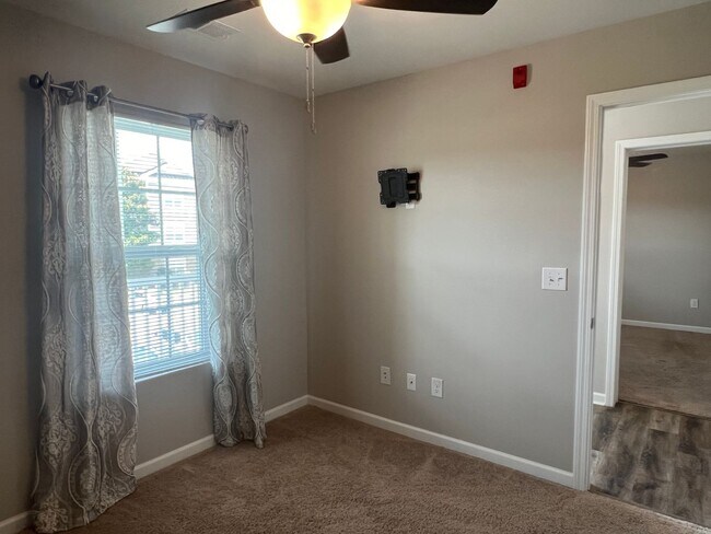 Building Photo - 3 Bedroom, 2 Bath, Condo at Tullamore Lakes in Sun Colony. Available now@