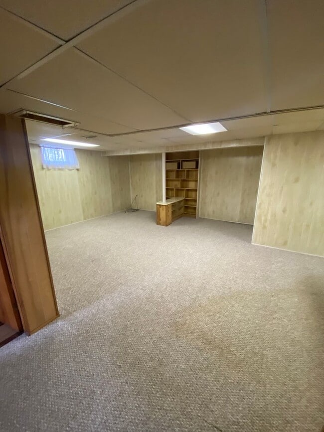 Building Photo - AVAILABLE JUNE - 3 BED 1 BATH