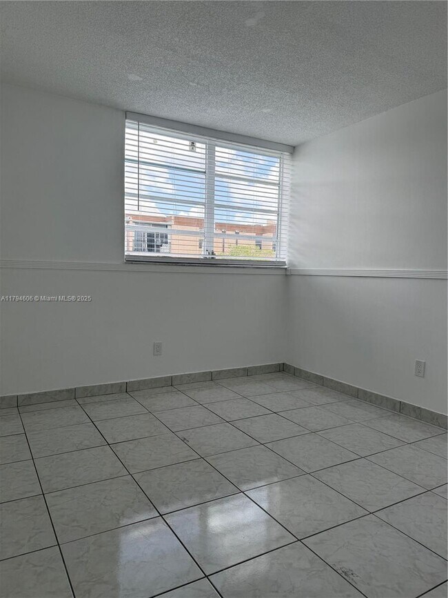 Building Photo - 8897 Fontainebleau Blvd