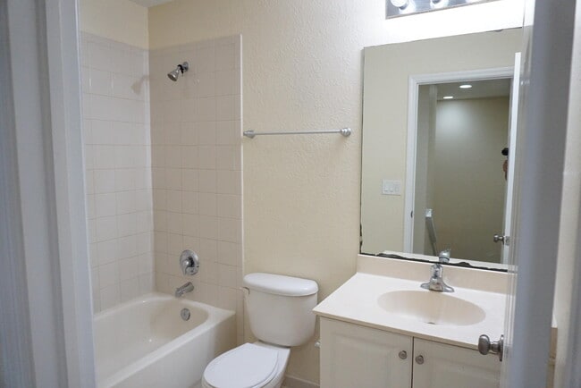 Building Photo - 2032 Nassau Dr