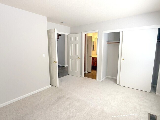 Building Photo - 20 Stratford Ct