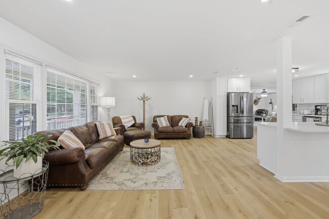 Building Photo - Stunning 4-Bedroom Waterfront Retreat with Modern Upgrades & Lake Living.