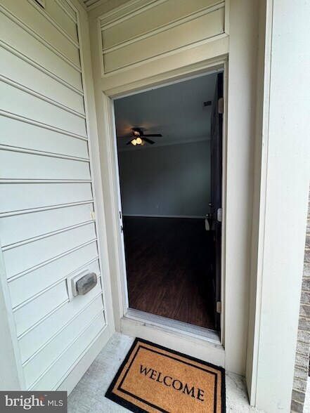 Building Photo - 5822 Oakdale Vlg Rd