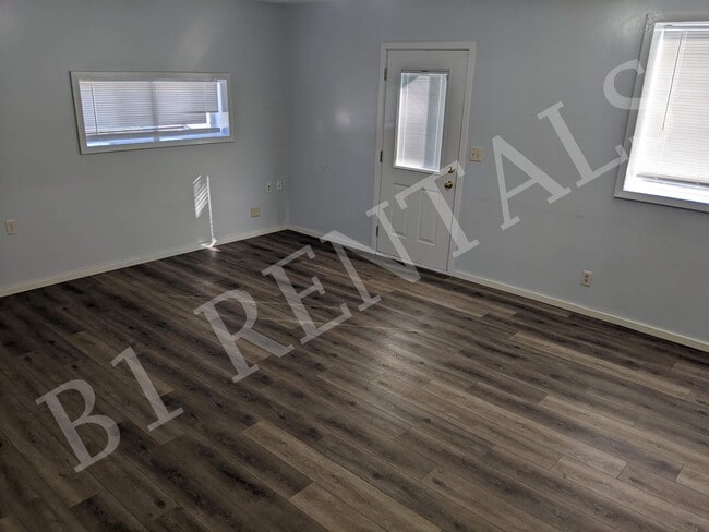 Building Photo - 712 Summit St