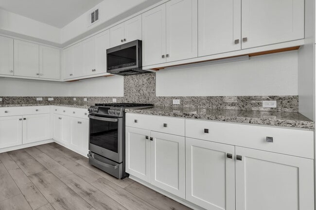 Building Photo - 1879 Union St