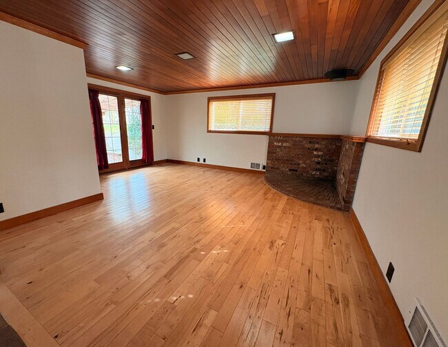 Building Photo - Spacious three bedroom rambler in Shoreline!