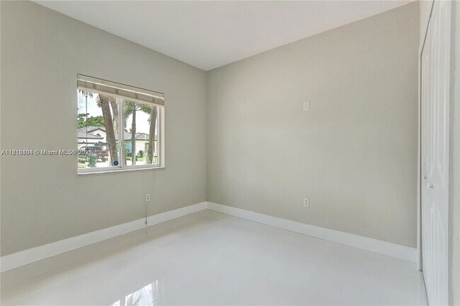 Building Photo - 709 SE 14th Pl